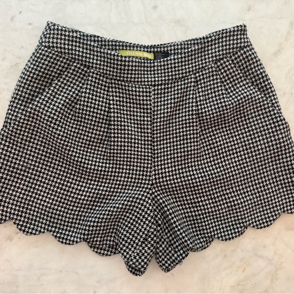 Gianni Bini Black & White Houndstooth Scallop Hem Shorts, Size 0
